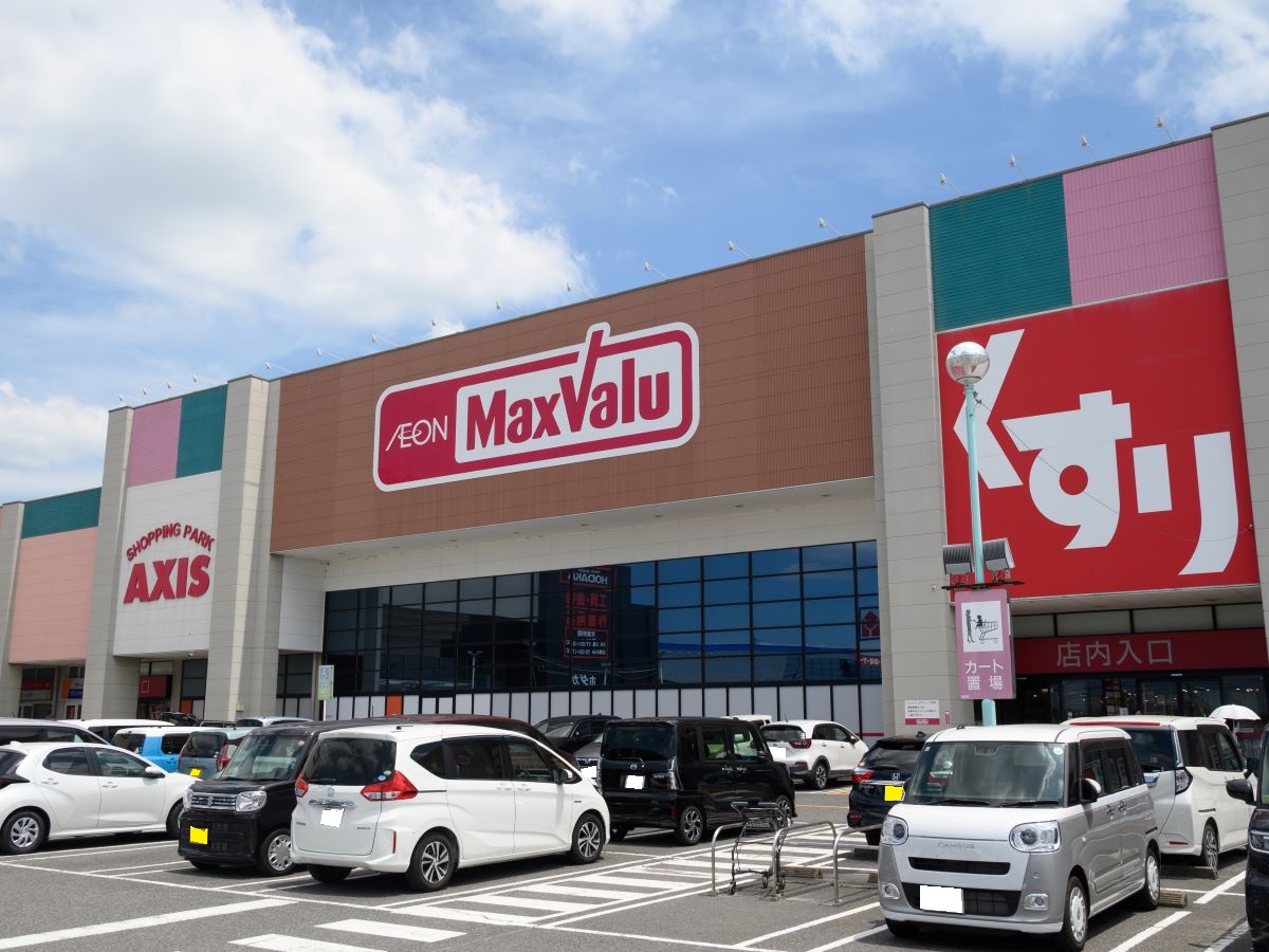 マックスバリュ鈴鹿店まで約670m～770m（徒歩9分～10分／車で約3分）　スーパーが近いので普段のお買い物も便利です。
