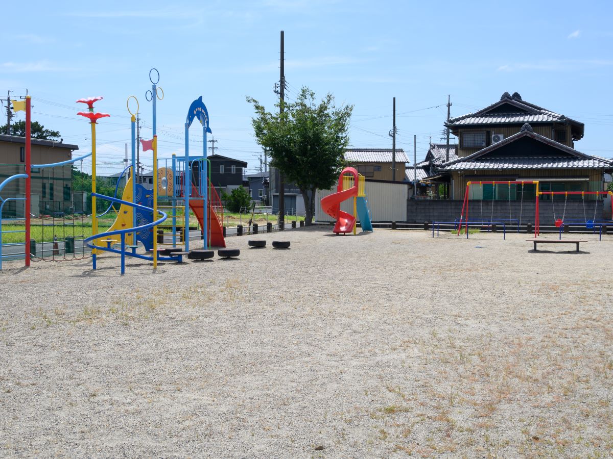 西玉垣公園まで約1.2km～1.3km（車で約5分）　広場にちょっとした遊具もあります！
