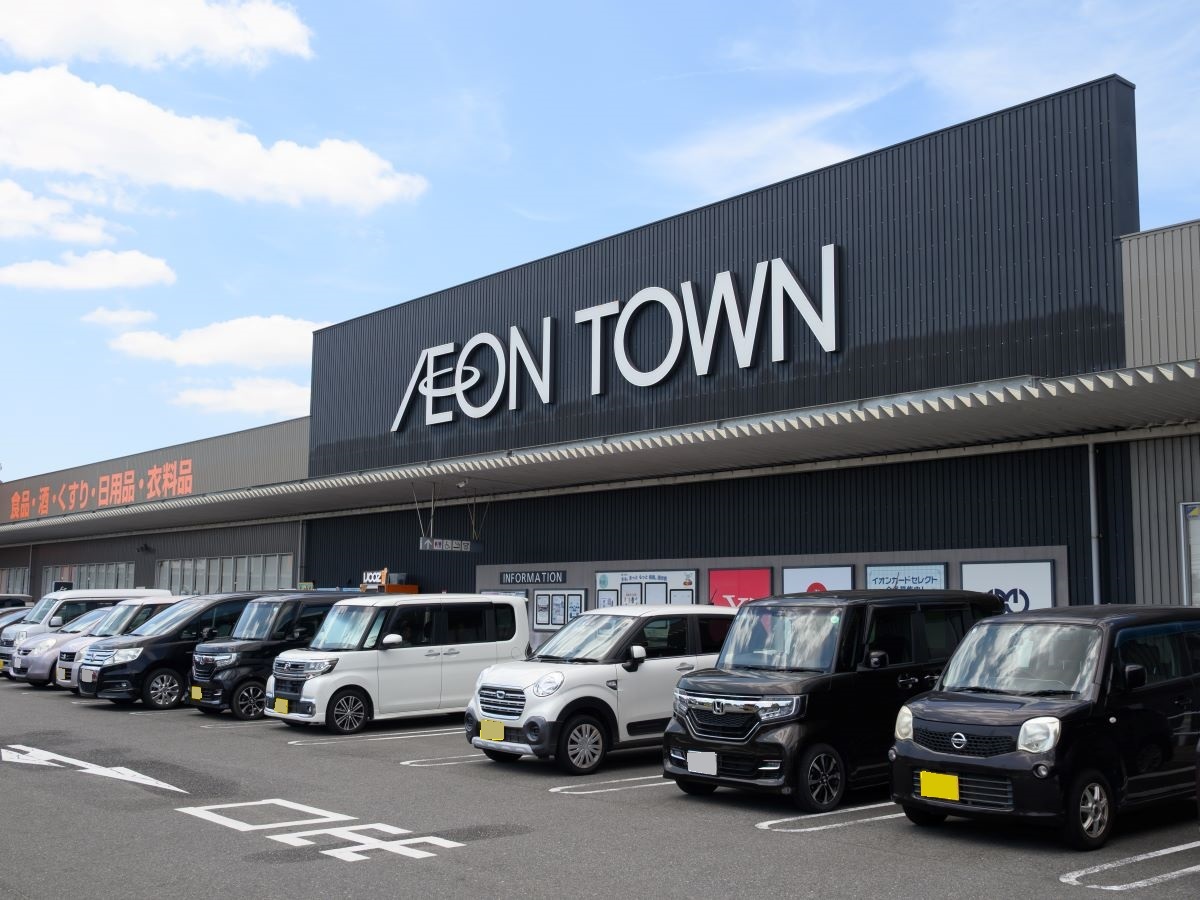 イオンタウン鈴鹿玉垣まで約1.9km～2.1km（車で約6分）　様々なお店が入っています。
普段のお買い物だけでなく、お休みの日にもご家族でご利用ください。