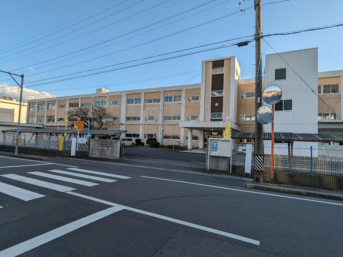 千代崎中学校まで約1.4km（徒歩18分）　全校生徒約560人。1学年あたり約180人です。1学年のクラス数は5～6クラス。1クラスの生徒数は約32人前後です。豊富な部活動に全国大会出場の部活動など文武両道を目指した中学校です！