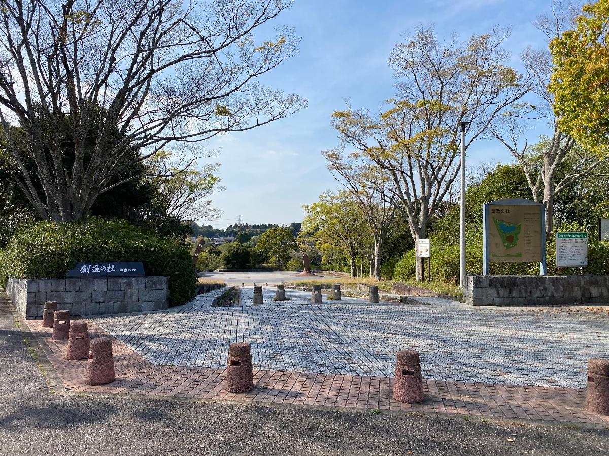 千葉市 創造の杜まで約230m(徒歩3分) 野球のグランド、中規模の池を中心に1.2キロの遊歩道がある木々に囲まれた公園。木々を通じて季節の変化も感じる事ができウオーキング、ジョギング施設としても知られています。