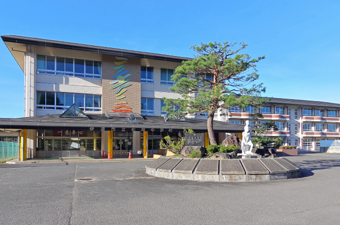 伊達市立松陽中学校まで約3.3km～3.5km（徒歩42分～44分）　「生徒も教師も輝く学校～『超戦！』そして『共汗』『共感』『共歓』へ～」というテーマに学校全体の成長を目指している中学校です。