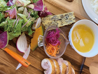 畑の見えるレストラン「Earth」まで約90m～450m（徒歩2分～6分）　福島牛や伊達鶏、地元野菜など、地域の食材にこだわった地産地消の洋食店です。