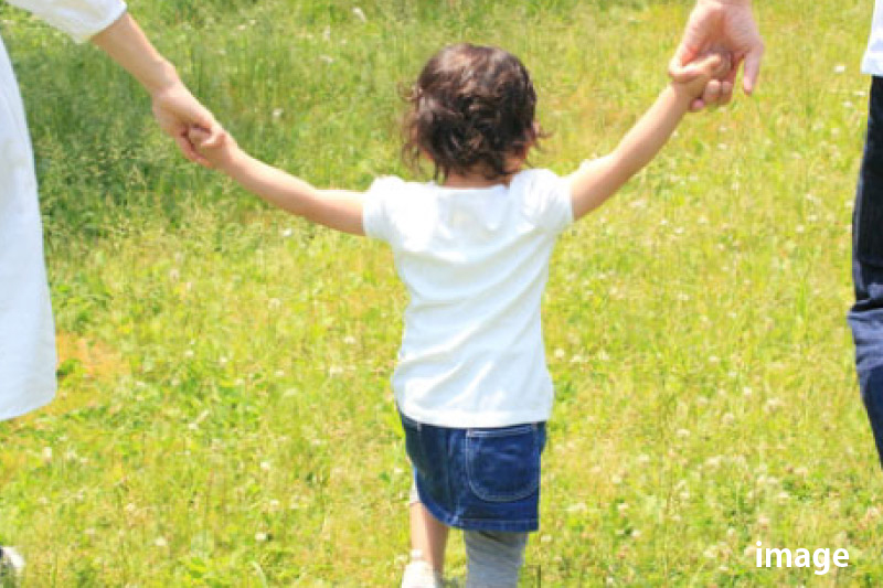 ソラチエの中には、公園が点在するほか、認定こども園「福島文化高子こども園」(約550m)もあり、まちの中に子どもたちの楽しい声が響いています。近くには、屋内こども遊び場「スマイルパークほぼら」（約1.8km）、大型遊具もある保原総合公園(約5.3km)など、子どもと過ごせる場所が日常の中に溶け込む環境。伊達市の子育て支援制度も利用でき、まさに子育てするならおすすめの場所です。