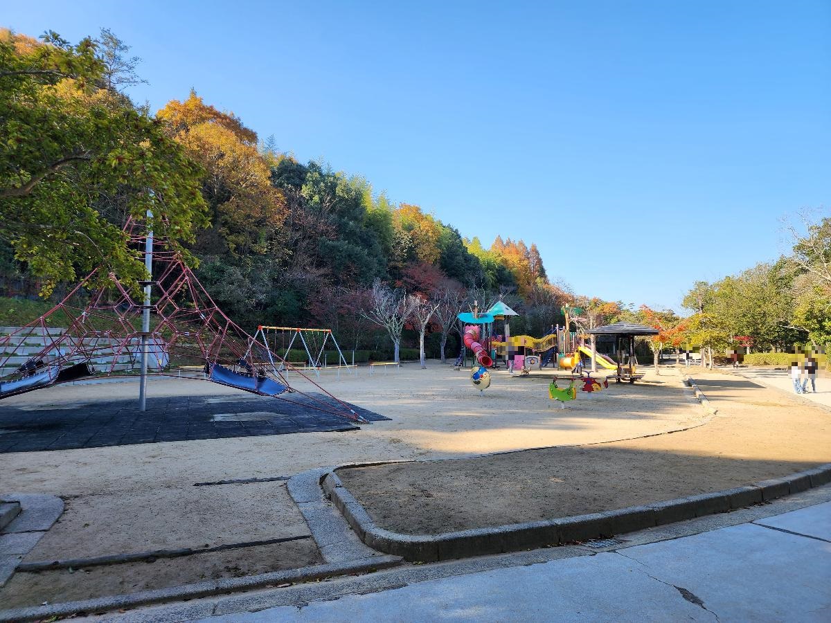 鏡山公園まで約3.3km(車で約5分) 国史跡・鏡山城跡の麓に整備された公園で、30種余り約500本の桜が咲きほこる、東広島を代表する桜の名所の一つ。園内には、幾つかの池があり、美しい景観を見せてくれるほか、ウォーキングコースも設定され、晴れた日には健康づくりを兼ねた散策にもお勧めです。また、約150本の秋の紅葉も見ごたえがあります。