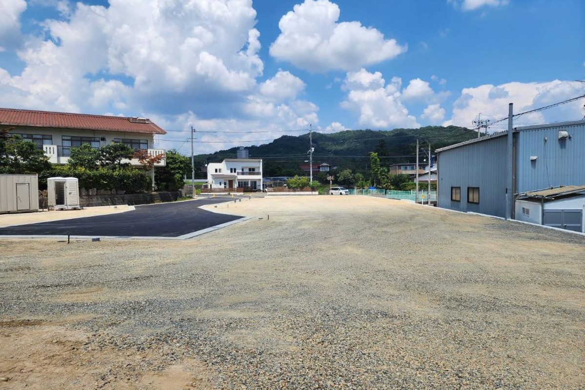 東広島駅まで車で約8分(約5km)<BR><BR>東広島呉自動車道へのアクセスも良く、車での移動がしやすいです。<BR>広大バス停から西条駅までも本数が多いのでバスアクセスも良好です。<BR><BR>閑静な住宅街にあり、ゆとりのある6m幅道路で安心して駐車・運転ができます。<BR>歩道があるのでお子様も安心して暮らせます。<BR>近隣には小学校があり、広い校区の中では比較的近い立地。子育て家族にぴったりの分譲地です。