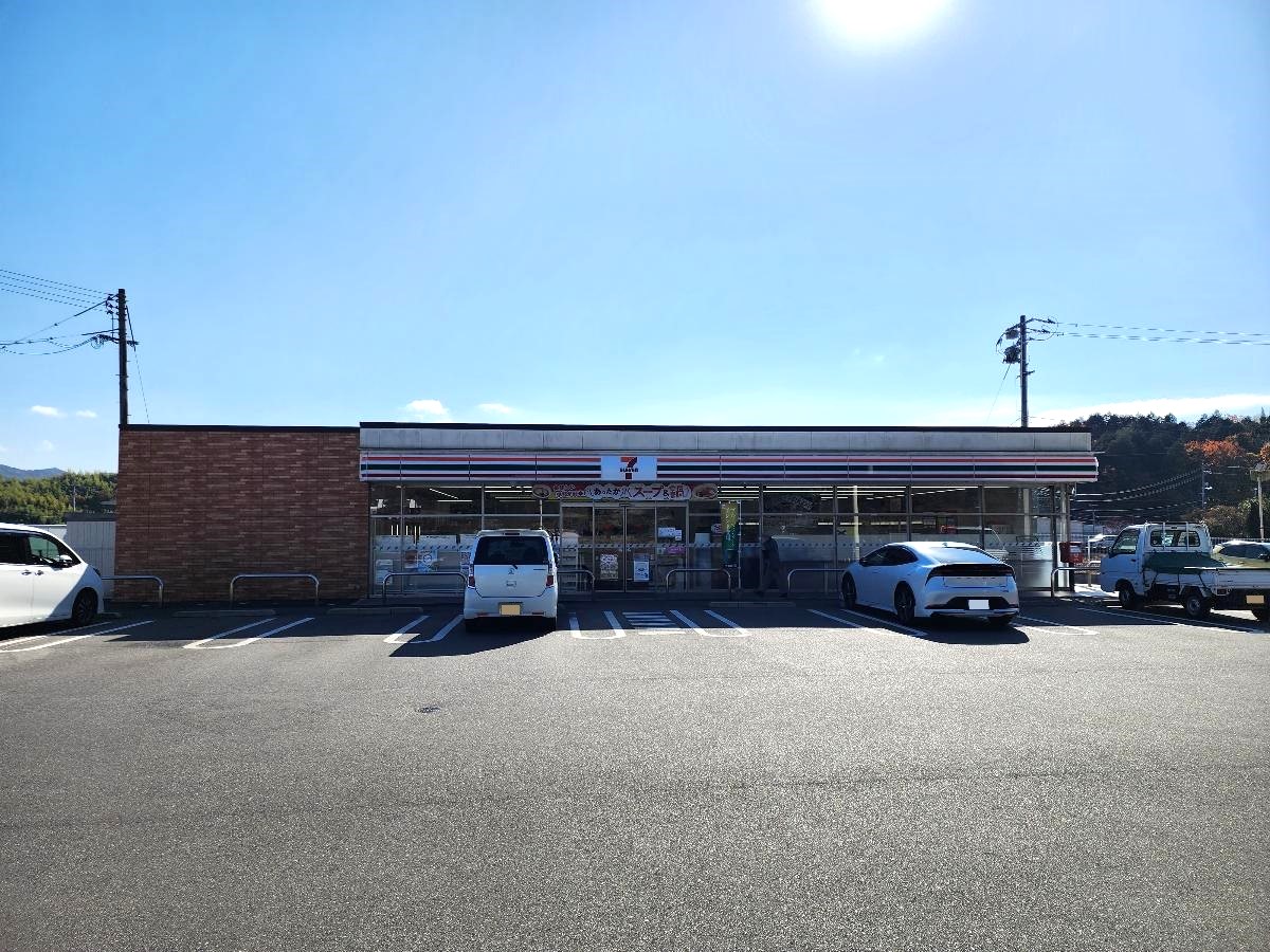 セブンイレブン東広島田口店まで約1.1km（徒歩14分）　最寄りのセブンイレブン。ゆったりした駐車場、中には広めのイートインスペースあり。