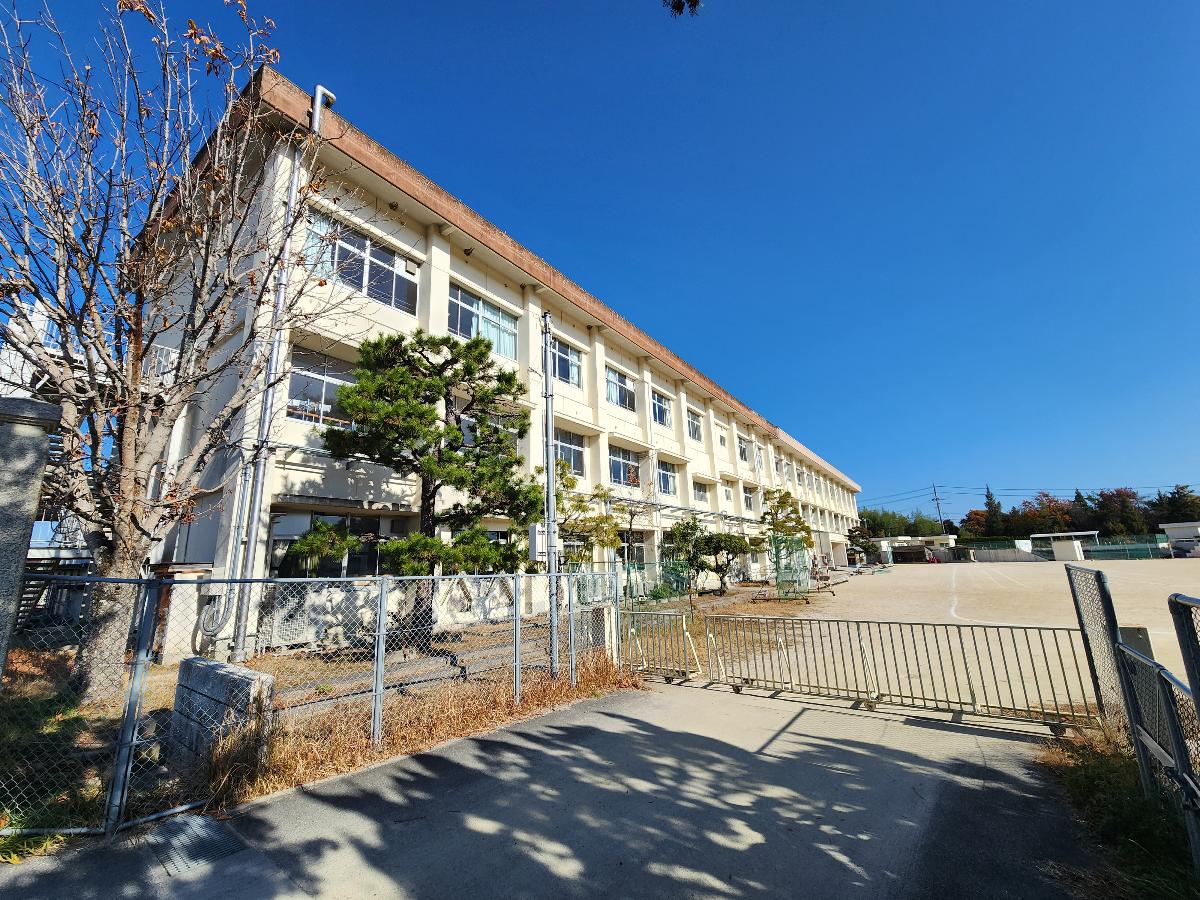 郷田小学校まで約1.7km(徒歩22分) 6年生の金管バンド演奏が特徴の小学校。非常に広い校区の中では比較的近い立地です。