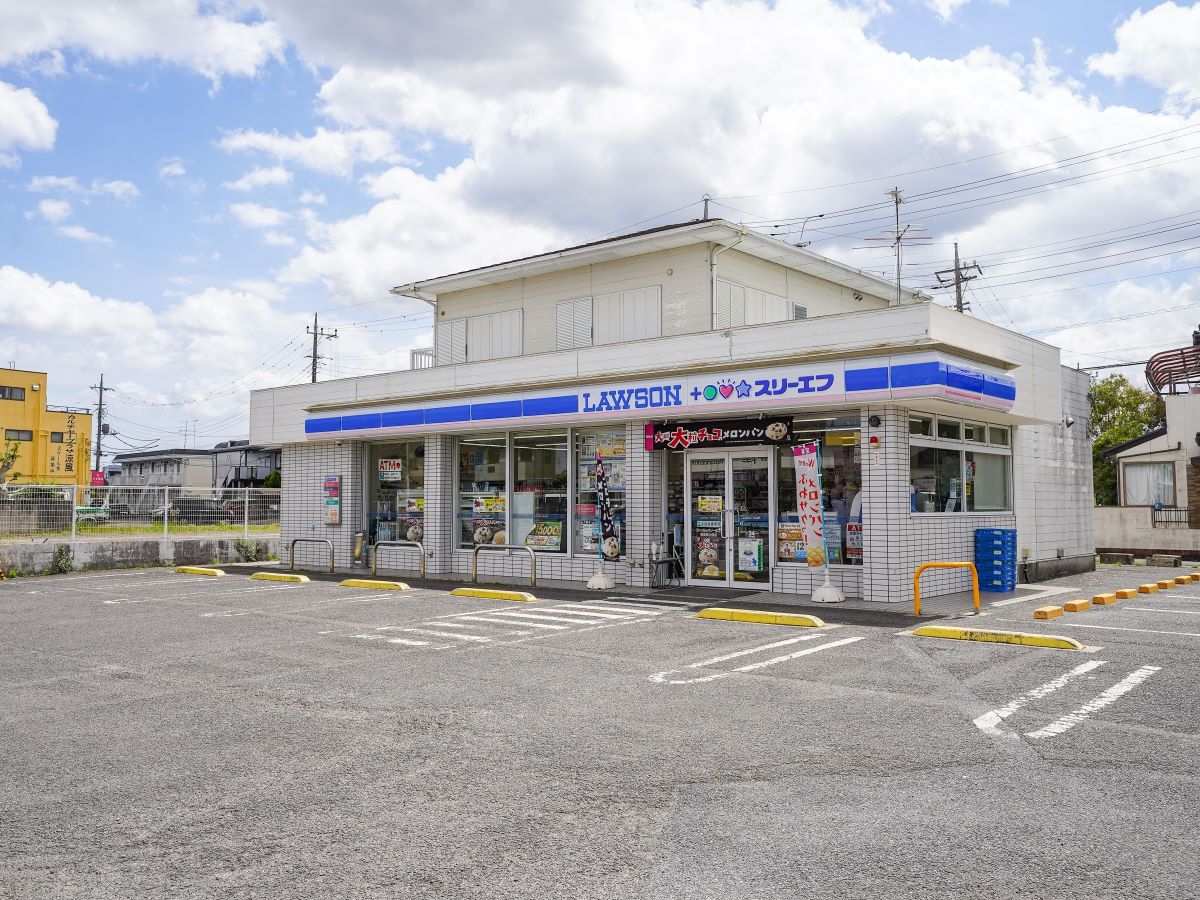 ローソン・スリーエフ 東金南上宿店まで約30m（徒歩1分）　24時間営業のコンビニが徒歩1分のところにあります！万が一の際も安心ですね。