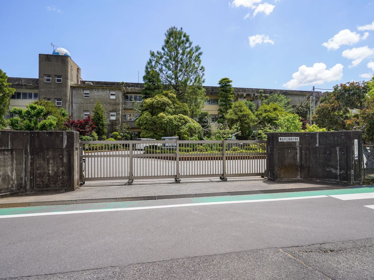 東金市立鴇嶺小学校まで約650m～750m（徒歩9分～10分）　通学距離が短く、お子さまも安心して通学できます。朝の支度時間にもゆとりが生まれますね！