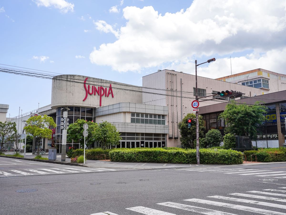 サンピアまで約600m～650m（徒歩8分～9分）　イオン東金店やサイゼリヤ東金サンピア店などの店舗が入った商業施設です。徒歩圏内にショッピングセンターがあるのは助かりますね！