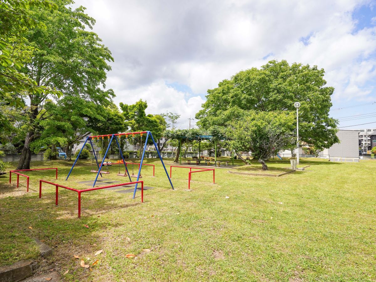 東金西公園まで約260m～300m（徒歩4分）　豊かな緑に包まれた、開放感あふれる公園。遊具や広場があり、お子様の外遊びや毎日の散歩にぴったりの場所です。