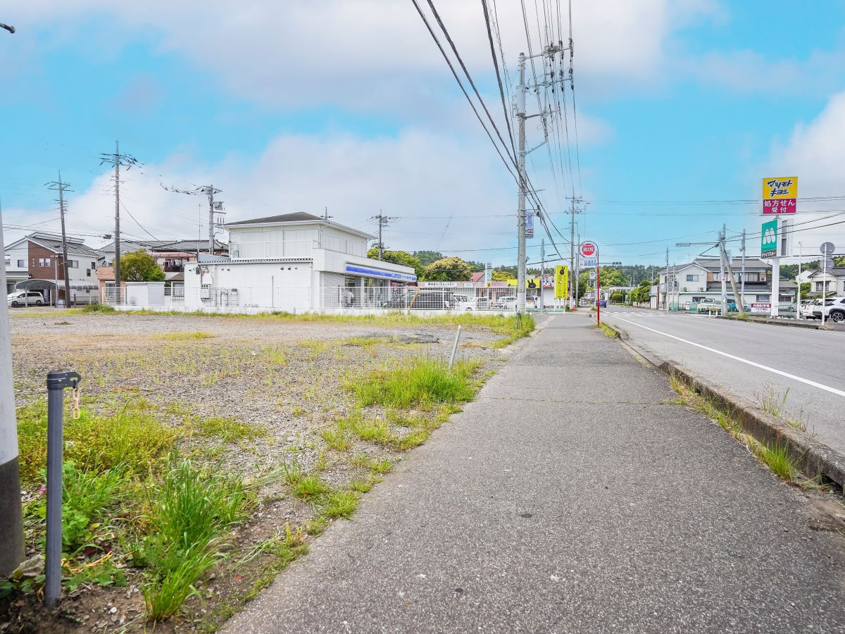 [区画1、2]前面道路です。分譲地北東側にはマツモトキヨシ東金東上宿店があります！　