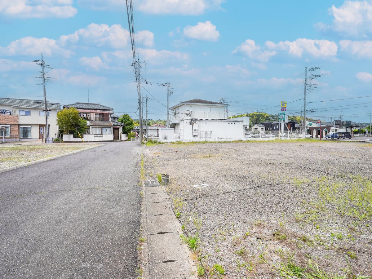 [区画3、4]前面道路です。大きい道路から1本入っているので小さなお子様も安心ですね！　