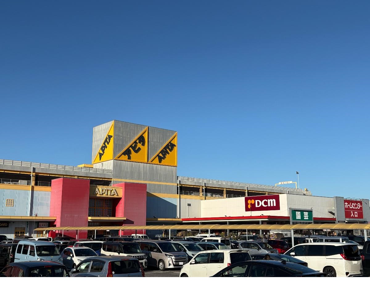 アピタ阿久比店まで約2.4km（徒歩30分）　アピタ阿久比店は、愛知県知多郡阿久比町にあるショッピング モールです。食料品から衣料品、日用品まで幅広い商品を取り揃え、多くの専門店もございます。