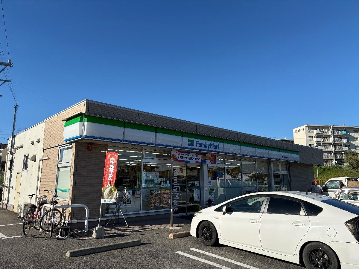 ファミリーマート 阿久比宮津団地店まで約280m（徒歩4分）　地域住民にとって便利なコンビニエンスストアです。団地内からのアクセスはもちろん、周辺の県道からも利用しやすく、通勤・通学の途中や日常の買い物に幅広く利用されています。