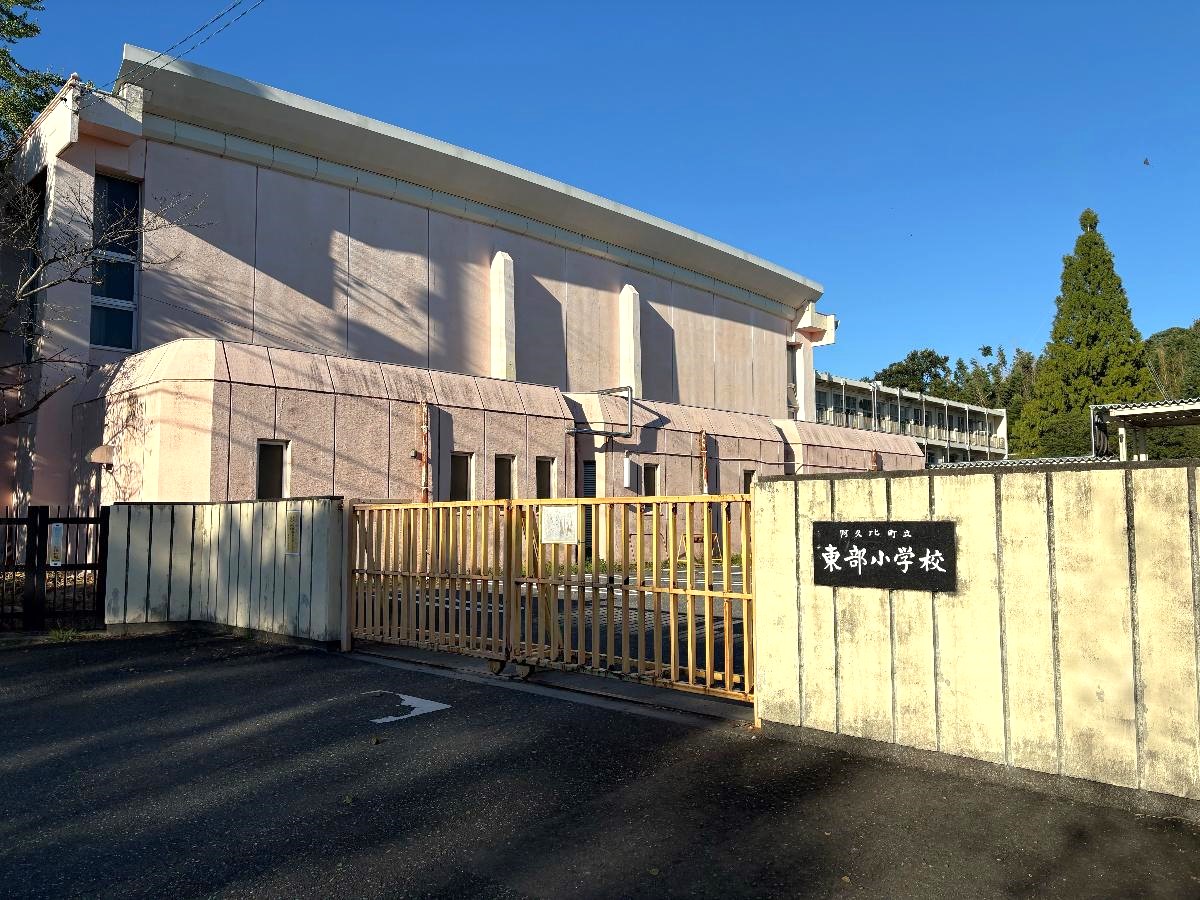 阿久比町立東部小学校まで約1.3km（徒歩17分）　阿久比町立東部小学校は、150年以上の歴史を誇る小学校です。近年の宅地開発に伴い児童数が増加しており、活気に満ちた学校として知られています。
