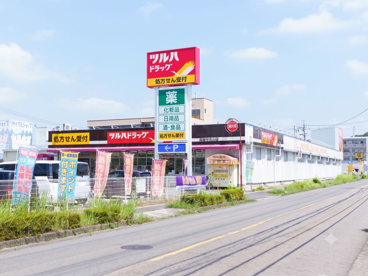 ツルハドラッグ 高蔵寺白山店まで約350m（徒歩5分）　日用品や食品など様々な商品を販売しているお店です。【営業時間】8:30～22:00