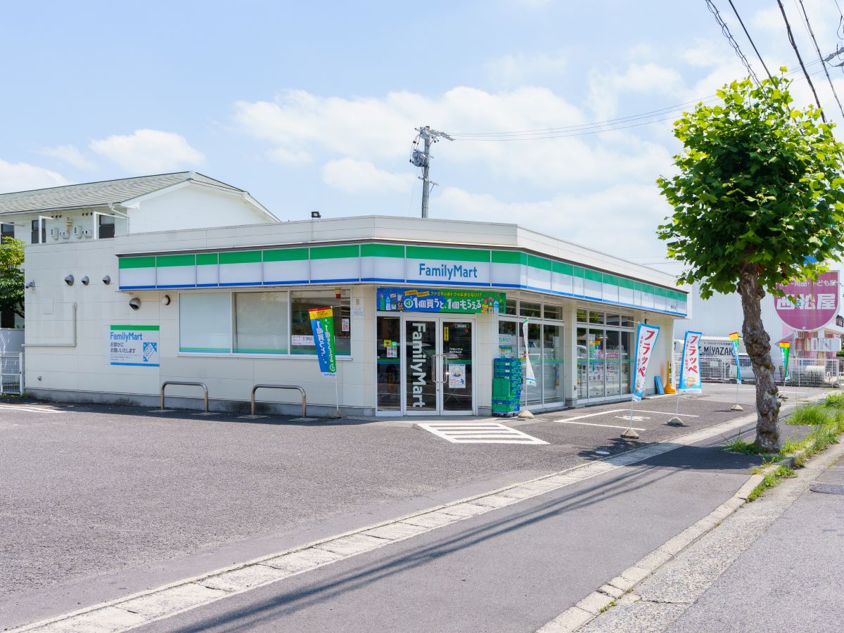 ファミリーマート 春日井白山店まで約250m（徒歩4分）　急な買い物にもすぐ行けて便利なコンビニです。【営業時間】24時間営業