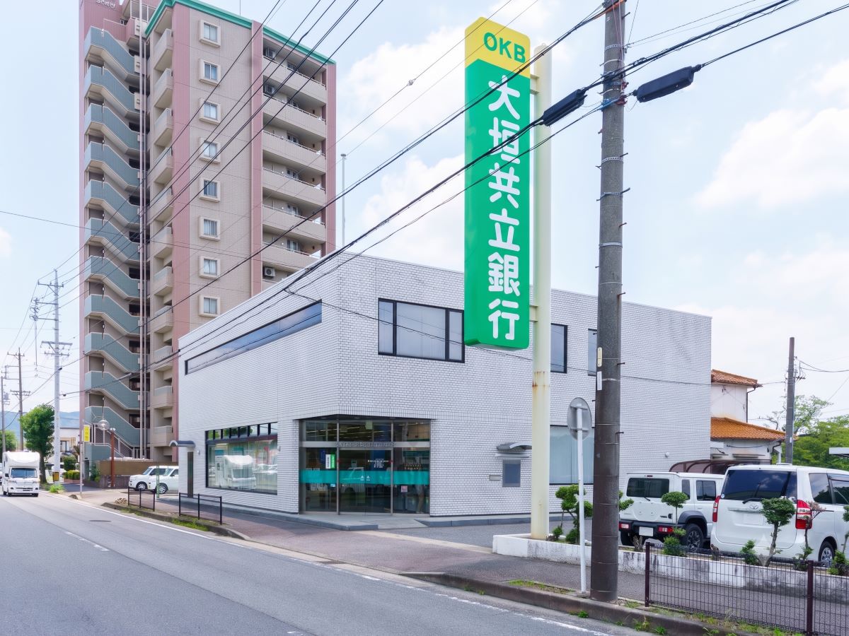 大垣共立銀行 高蔵寺支店まで約550m（徒歩7分）　各種手続き、出入金もスムーズです。急なお買い物の際ATMも使用もできて便利です。