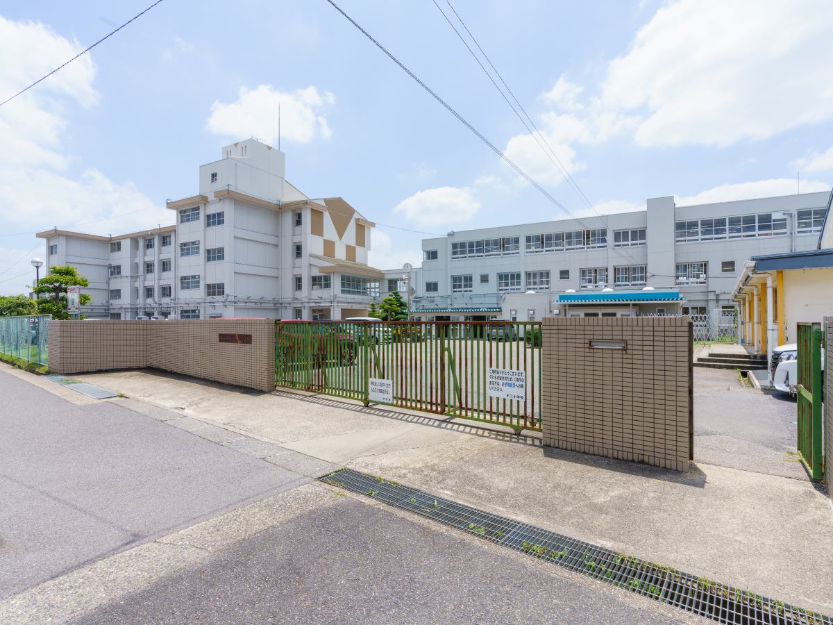 春日井市立不二小学校まで約650m（徒歩9分）　低学年のお子様にも通いやすい距離です。ママもパパも安心してお子様を送り出せますね。お子様だけでなく、ご両親も安心出来る環境でのびのびと暮らせます。