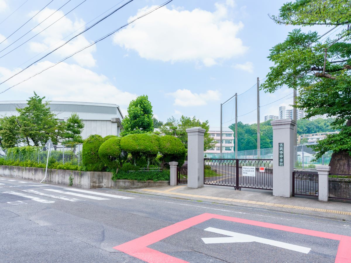 春日井市立高蔵寺中学校まで約1.4km（徒歩18分）　お子さまの成長が著しいのが中学時代ですね。ホームページには部活動や行事の様子が定期的に更新されています。