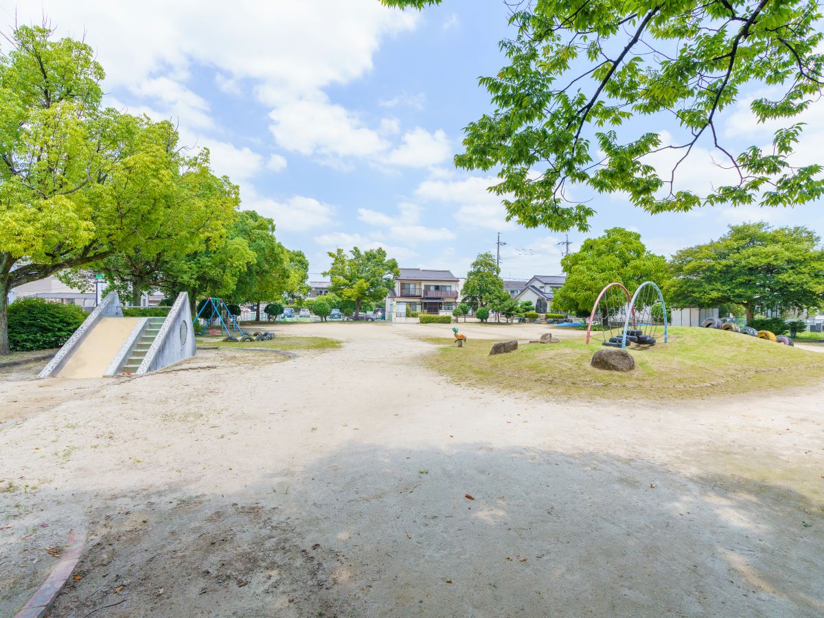 不二公園まで約350m（徒歩5分）　気軽に行ける距離で、毎日のお散歩やお友達と遊ぶのにぴったりです。緑豊かな園内で、小さなお子様も楽しく過ごすことができます。