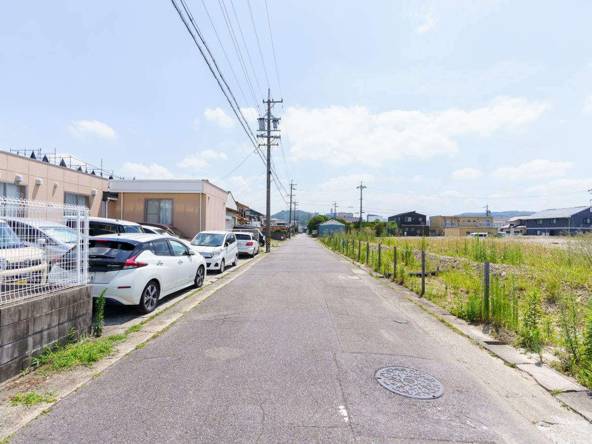 北側道路の様子です。幅員約6mあるので、車の出し入れも落ち着いてできます！　