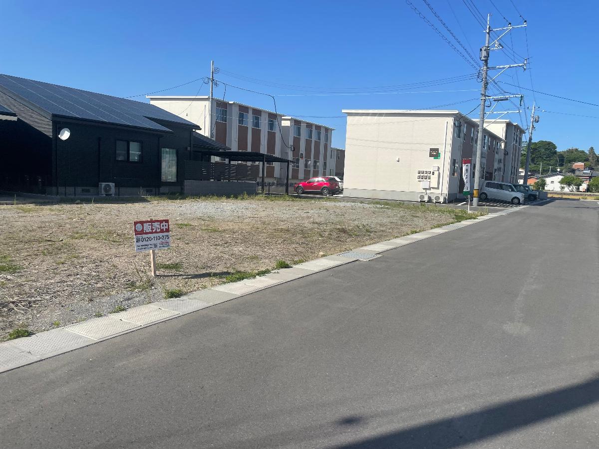 南側道路向かい側からの撮影です。　