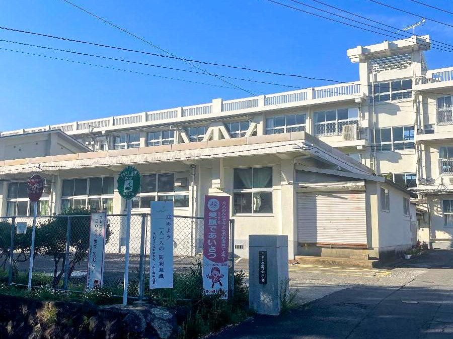 愛野中学校まで約1.8km（徒歩23分）　大型の分譲団地が複数あり、お友達と一緒に通学できるので、安心して見送ることができます。