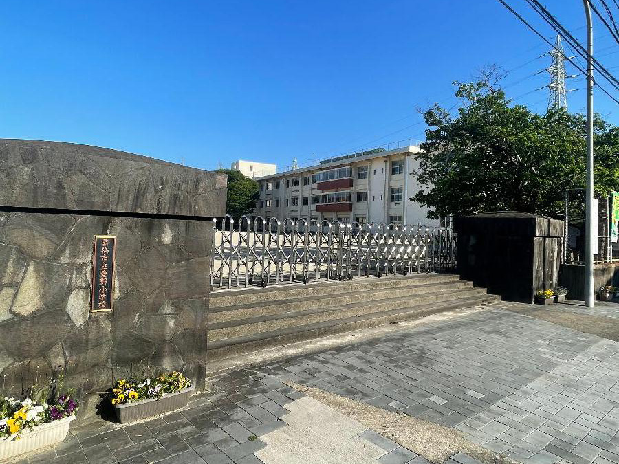 愛野小学校まで約1.3km（徒歩17分）　お子さんが徒歩で通える距離にあると安心ですね！