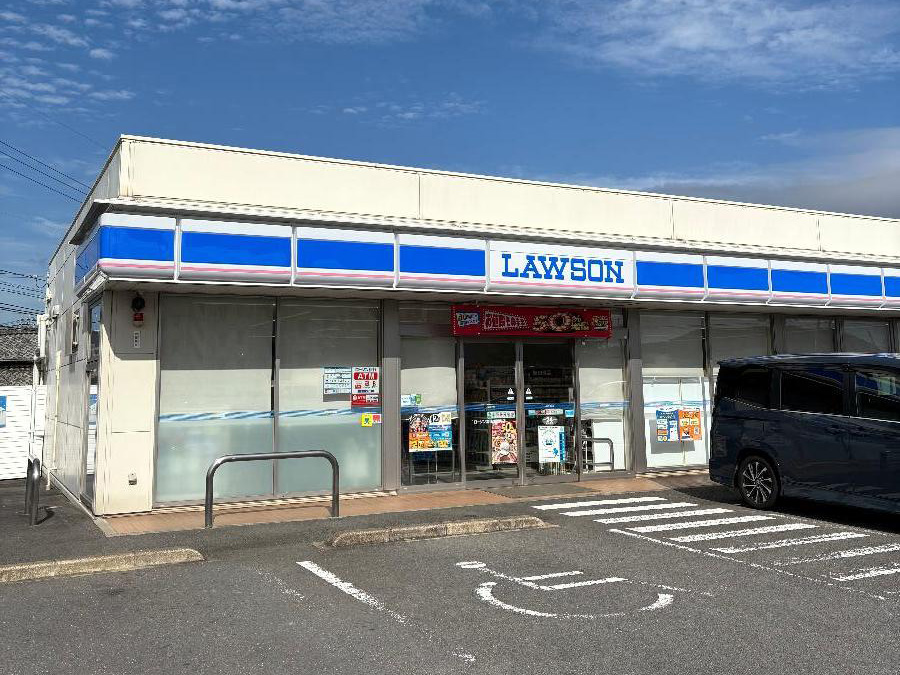 ローソン　雲仙愛野町店まで約1.6km（車で約4分）　何かあった時にいつでもご利用いただける安心のコンビニエンスストアがお近くに！