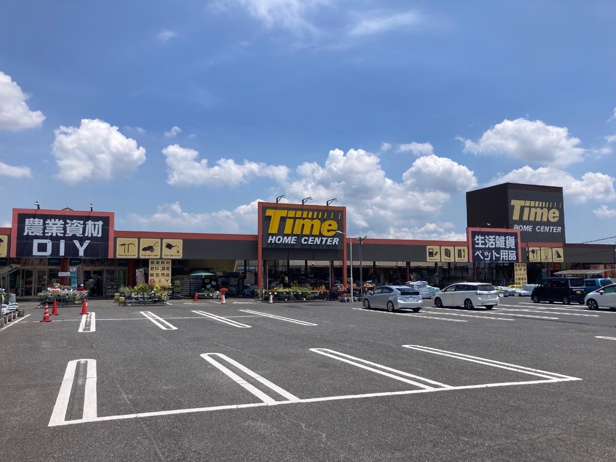 ホームセンタータイム玉島店まで約2.4km（車で約5分）　ガーデニング、資材、ペット用品、事務用品まで品揃え豊富。見ているだけで楽しめますね。
