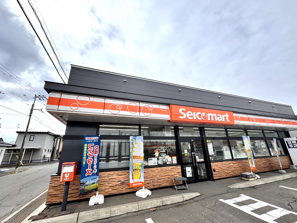 セイコーマート帯広大空店まで約450m（徒歩6分）　コンビニも近くて小腹がすいたときなどすぐに行けて便利ですね。