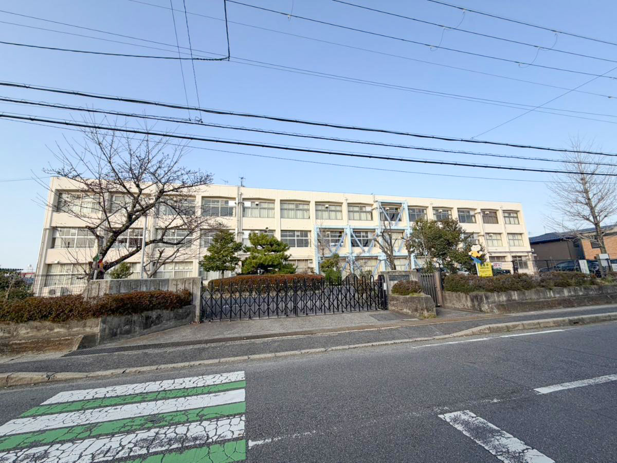 治田西小学校まで約875m（徒歩11分／車で約4分）　徒歩圏内にあり、通学の利便性が高い環境です。通学路の安全性も整っており、安心してお子さまを送り出せるほか、落ち着いた住宅街が広がるため、子育て世帯に適した住環境となっています。