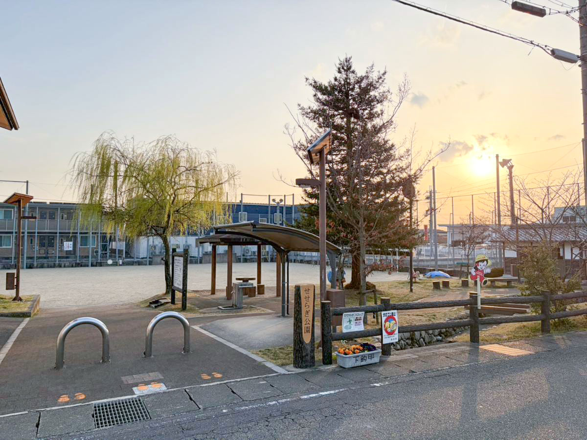 せせらぎ公園まで約525m（徒歩7分）　徒歩圏内にある公園です。せせらぎの流れる自然豊かな環境でお子さまをのびのび育てられます。休日には家族で散策や遊びを楽しむこともできますよ。ご家族で“せせらぎ”を感じてみませんか。