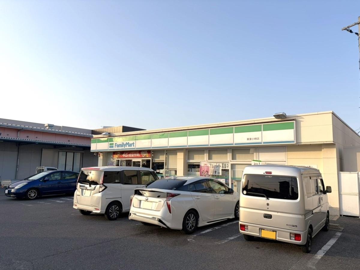 ファミリーマート栗東小柿店まで約875m（徒歩11分）　近くにコンビニがあり、ちょっとした買い足しや急な用事に便利です。24時間営業なので、いつでも立ち寄ることが出来ます。
