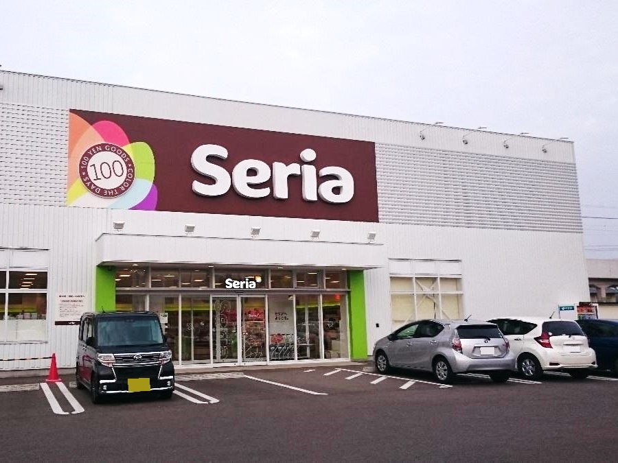 セリア唐津和多田店まで約350m～400m（徒歩5分）　【営業時間】10：00～20：00　足りないものの買い足しや便利グッズの購入などができ、近くにあると嬉しい100円ショップです。