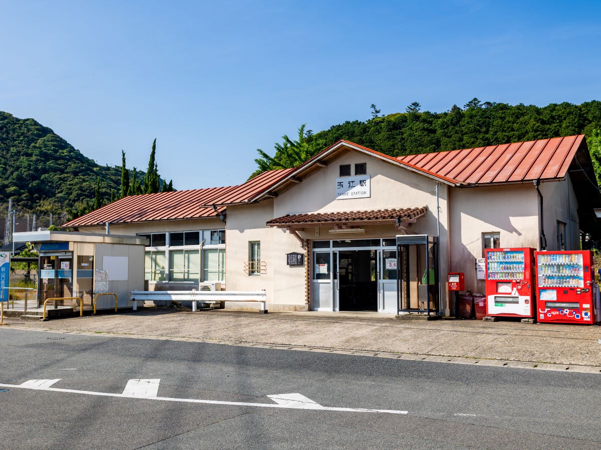 JR「玉江」駅まで約1.6km（徒歩20分）　毎日の通勤・通学はもちろん、お出かけの選択肢も広がる便利な環境です。