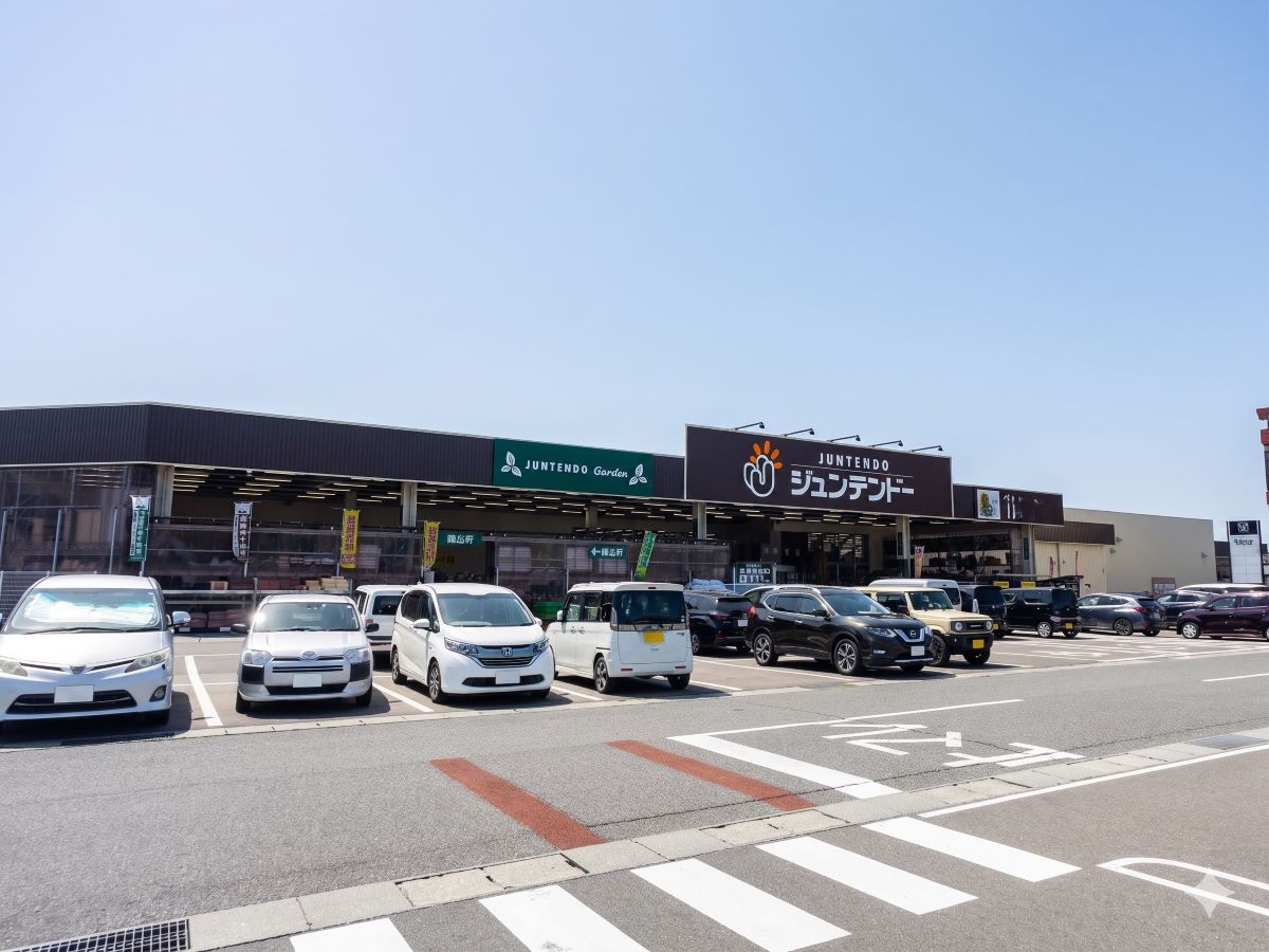 ジュンテンドー 萩店まで約1.4km（徒歩18分）　ペット関係やお花、DIY関係も販売しており、見ているだけで楽しいお店です。