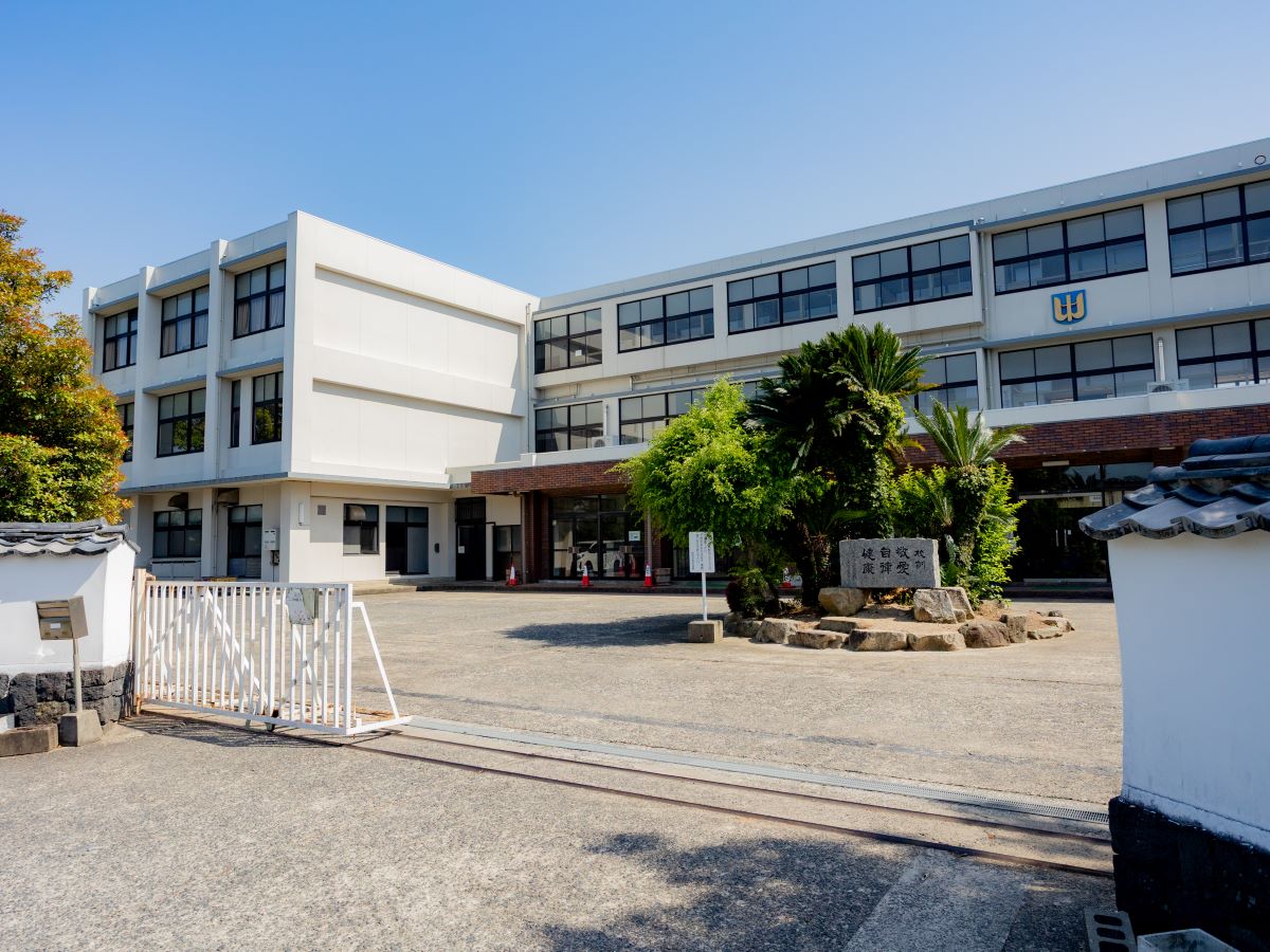 萩市立萩西中学校まで約1.3km（徒歩17分）　「自主的で実践力のある心豊かなたくましい生徒の育成」を学校目標に掲げている中学校です。
3年間の中学校生活で、運動・勉強共にお子様の成長が楽しみですね！