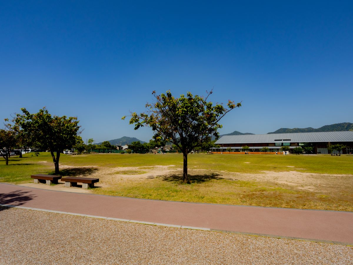 萩中央公園まで約700m（徒歩9分）　開放感のある芝生広場があります。小さなお子様とのお散歩や、のびのび遊ぶ毎日の遊び場にも良いですね。
