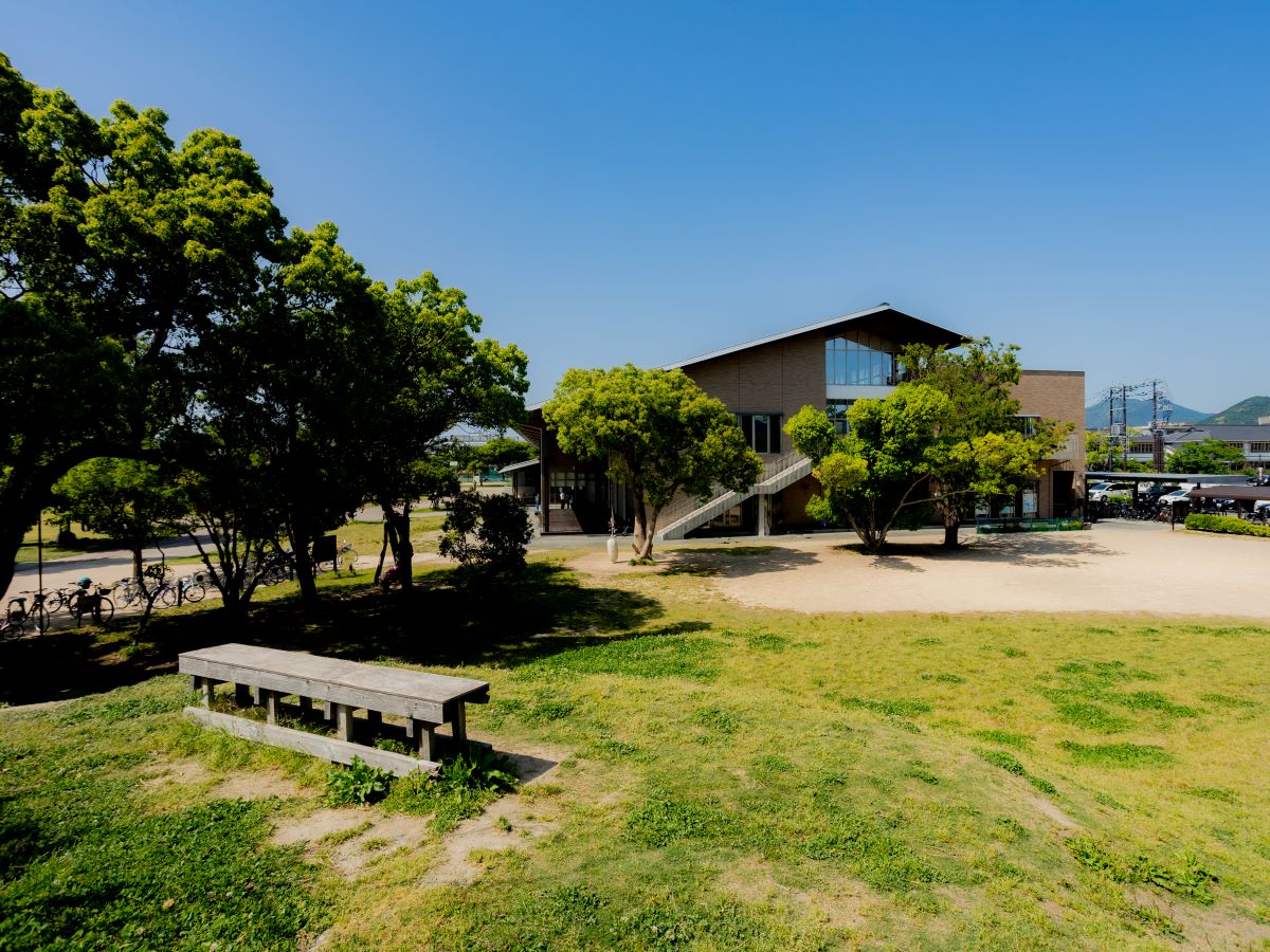 萩わんぱーくまで約850m（徒歩11分）　自然を遊びの舞台として、走ったり・すべったり・登ったり・作ったり、様々な遊びをすることにより子どもの好奇心と創造性を育む屋外を中心としたプレーパーク(冒険遊び場)です。
