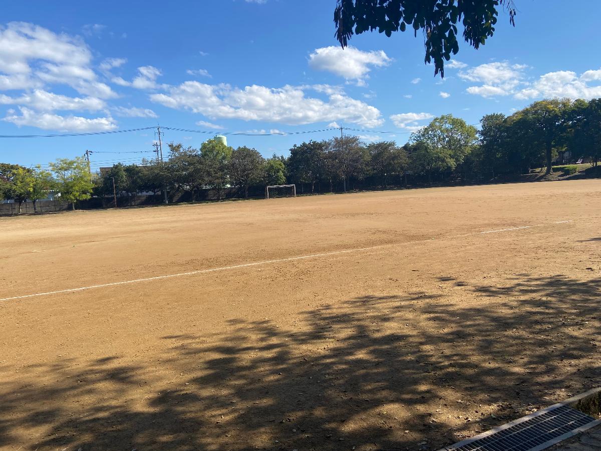 家久スポーツ公園まで約1.1km（車で約3分）　温水プールやソフトボール場などがあります。