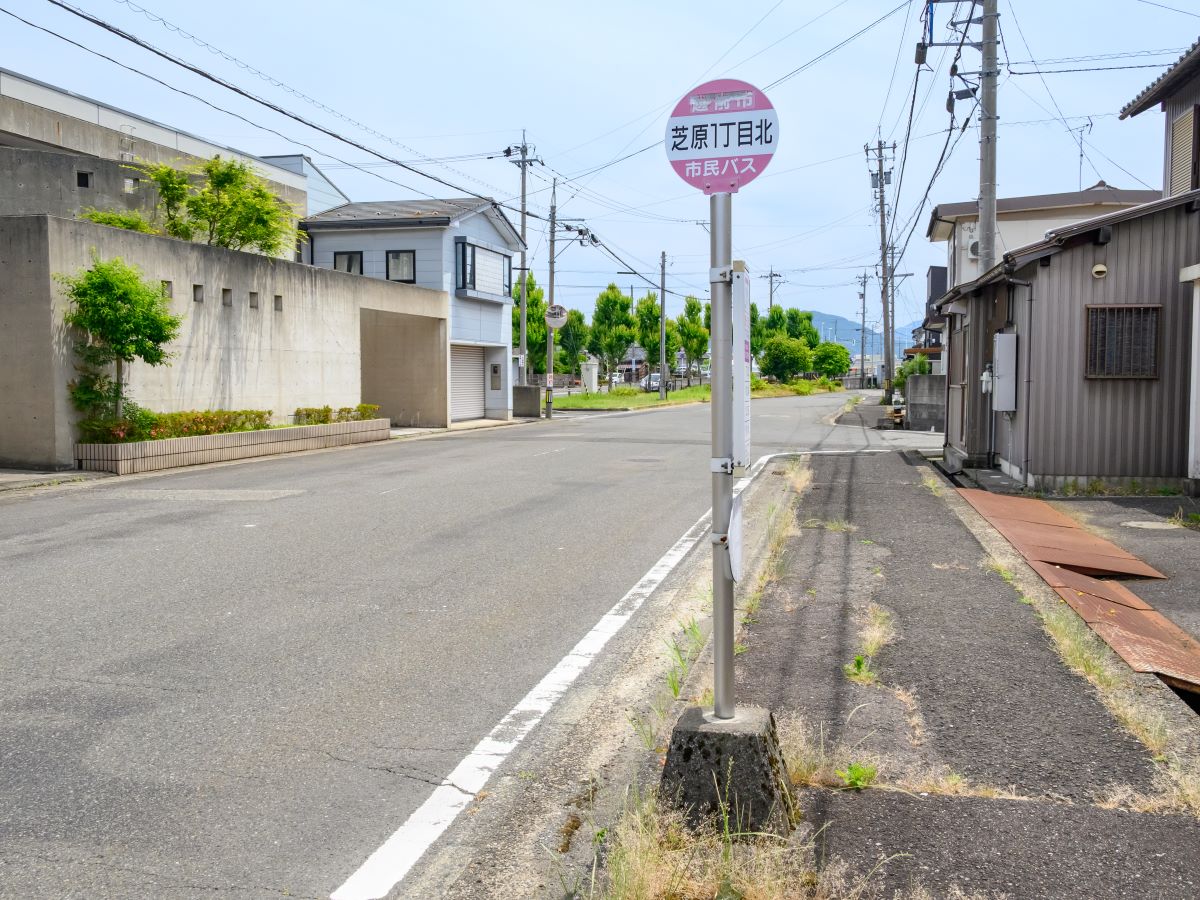 越前市コミュニティ「芝原一丁目北」バス停まで約490m（徒歩7分）　最寄のバス停です。※最新の時刻表は運行会社様のHPなどをご確認ください。