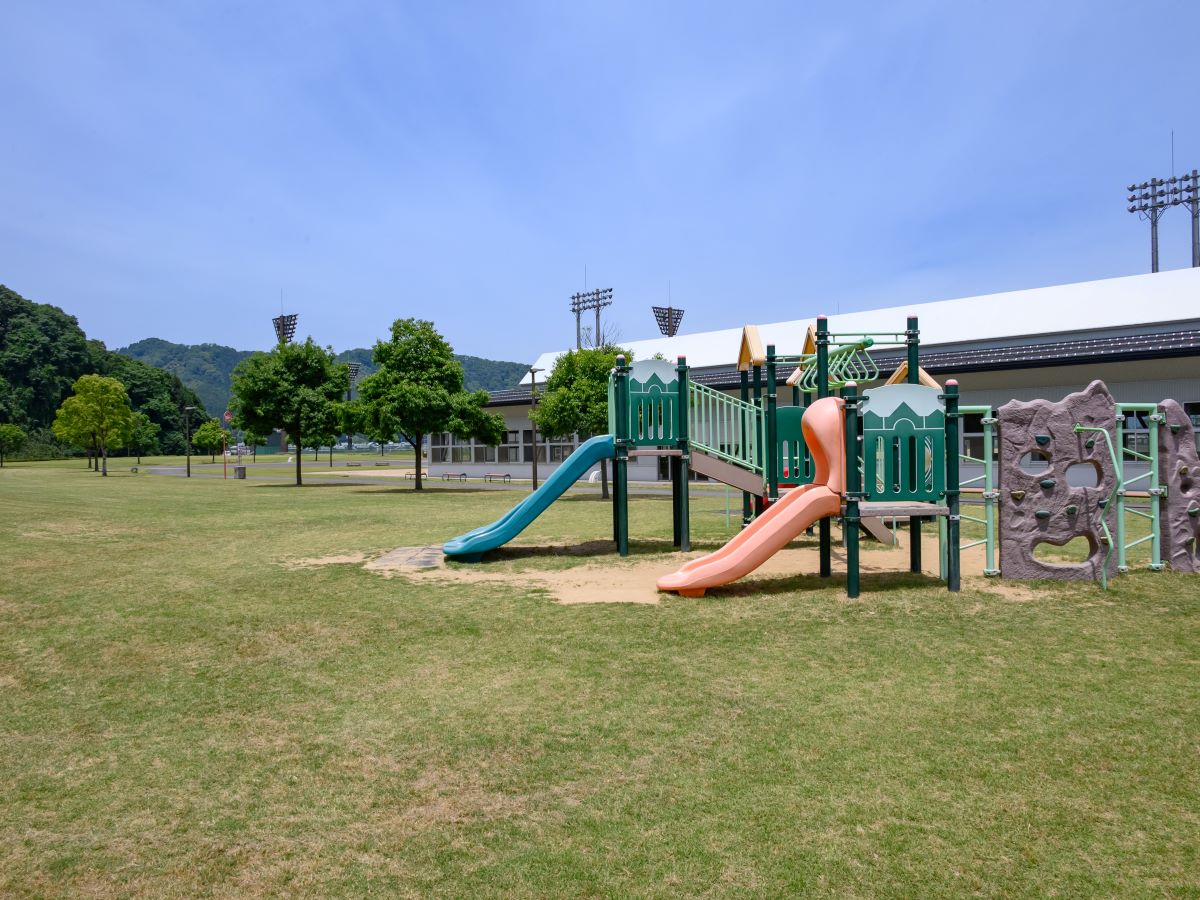 丹南総合公園まで約1.6km（徒歩20分）　大型遊具や広大な芝生広場があり、毎日のお散歩から週末のピクニックまで、のびのび遊べます。