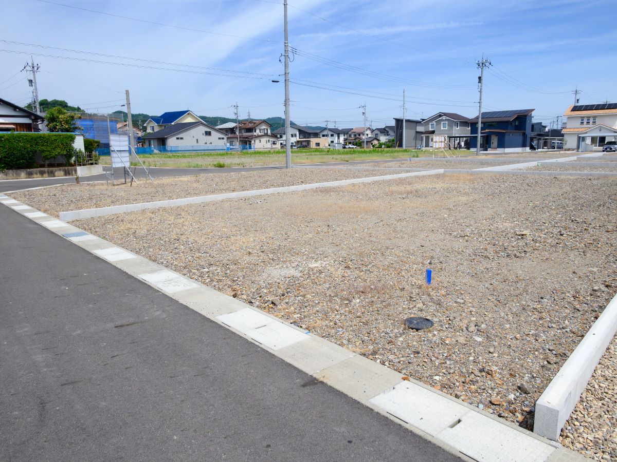 [区画2-2、2-3]スーパーや薬局が徒歩7分なので、日々のお買い物も安心です。　