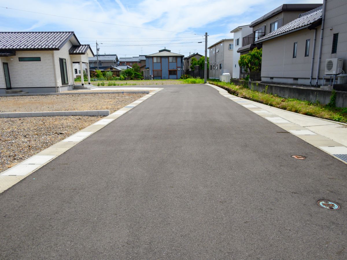 [区画2-2、2-3]前面道路です。スーパーや薬局が徒歩7分なので、日々のお買い物も安心です。　