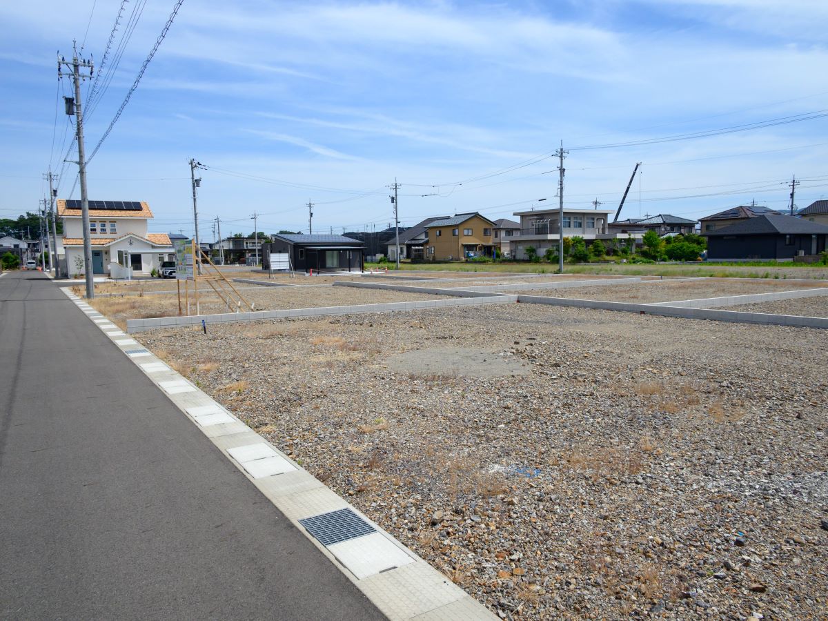 [区画2-7、2-8]全区画60坪以上なので、ウッドデッキやお庭をつくってみてもよいですね！　