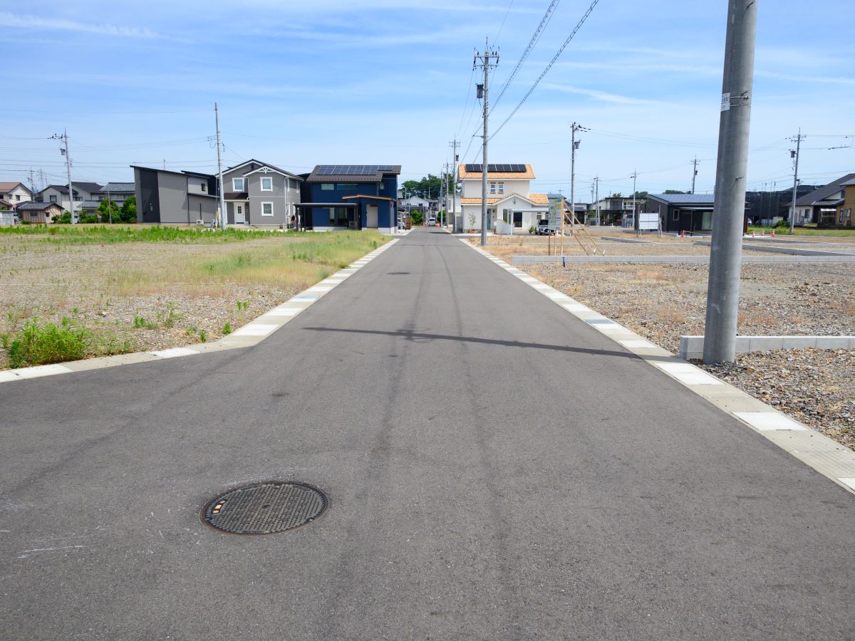吉野小学校・武生第一中学校区です。写真は分譲地西側道路の様子です。　